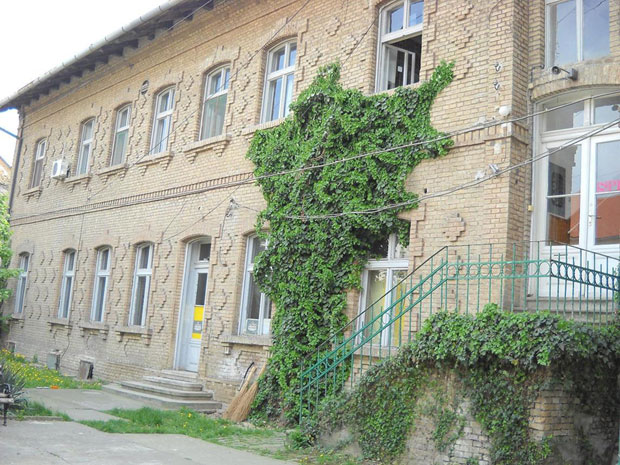 Руши се кров задужбине